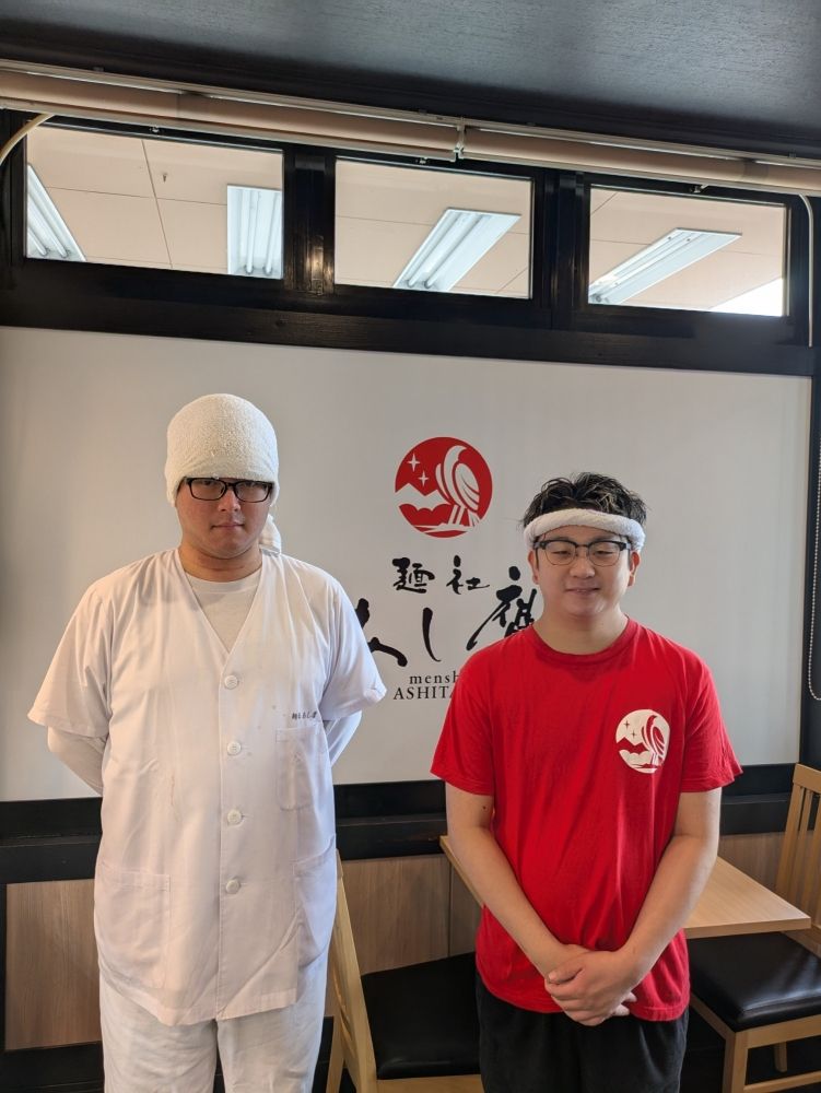 Procurando funcionários do salão e assistentes de cozinha! Inexperientes, trabalhamos bem!