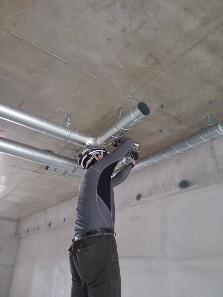 Recrutamento de pessoal para construção de dutos de ar condicionado