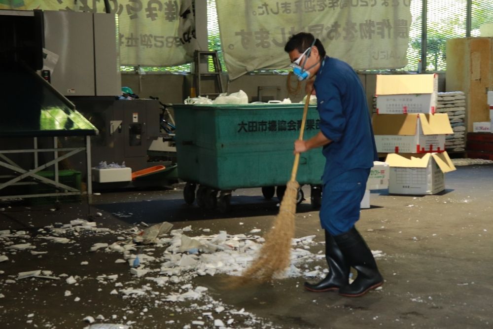 Trabalhe para remover o lixo de isopor e colocá-lo em transportadores, trabalhos de limpeza e gerenciamento de locais de acumulação