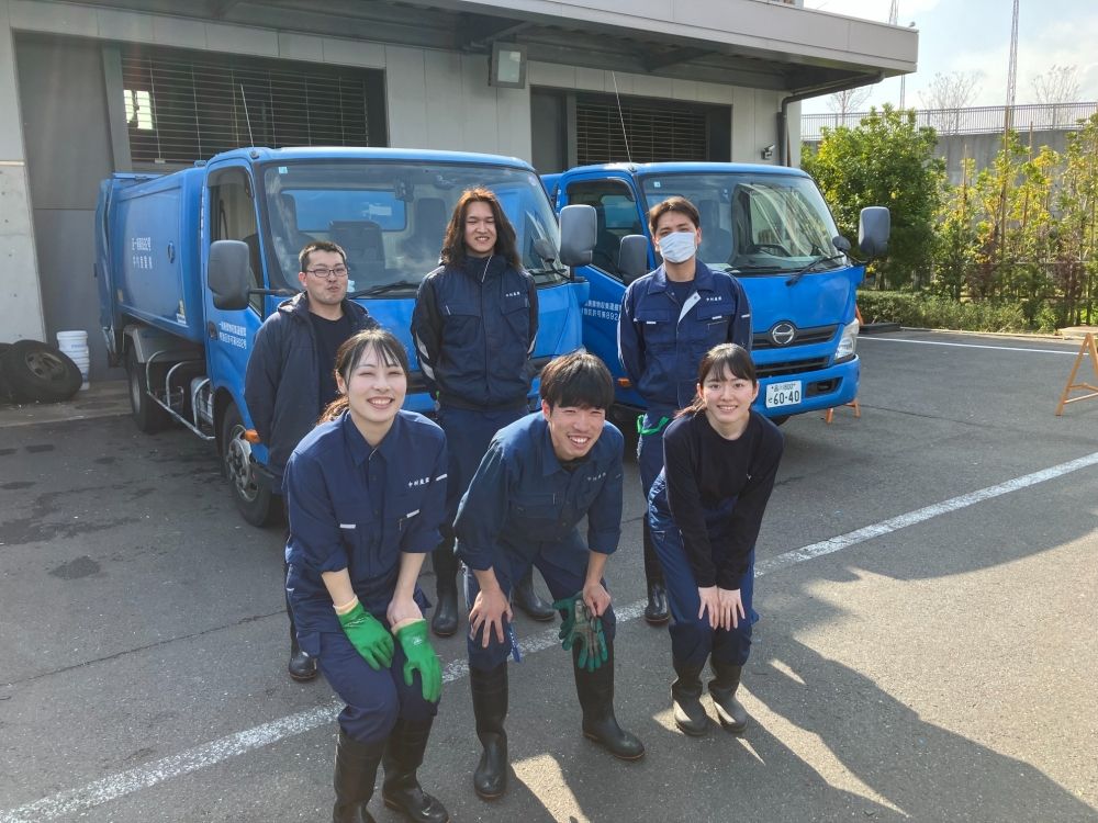 Trabalhe para remover o lixo de isopor e colocá-lo em transportadores, trabalhos de limpeza e gerenciamento de locais de acumulação