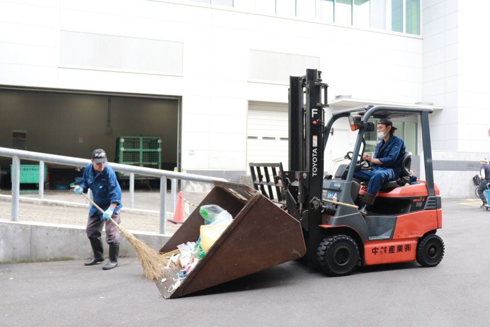Trabalhe para remover o lixo de isopor e colocá-lo em transportadores, trabalhos de limpeza e gerenciamento de locais de acumulação