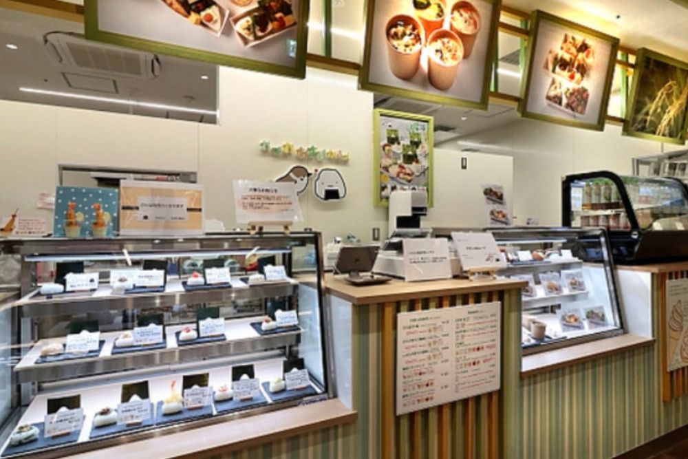 Um café onde o arroz desempenha o papel principal! Compatível com comida para viagem [bolo de arroz Ozu]