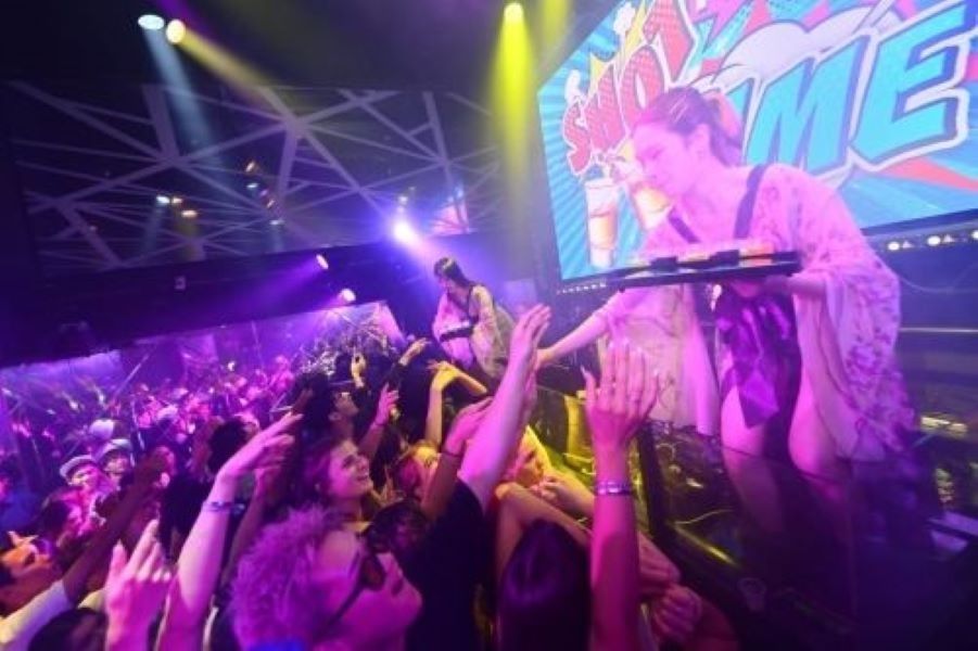 [Recrutamento ativo de estrangeiros] Funcionários da recepção em casas noturnas famosas em Kyoto/podem usar o inglês/Dormitórios disponíveis