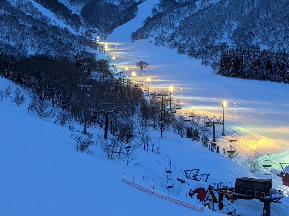 “长野县白马科尔蒂纳滑雪场” 在滑雪胜地工作