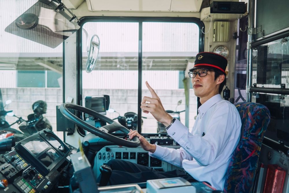 Motorista de ônibus (Yoshijima) É um trabalho em que você coloca cidadãos de Hiroshima no ônibus e dirige!