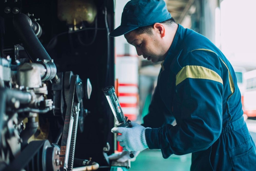 Mecânico de ônibus (Konan, Naka-ku) Meu trabalho é manter os ônibus que percorrem a cidade de Hiroshima!