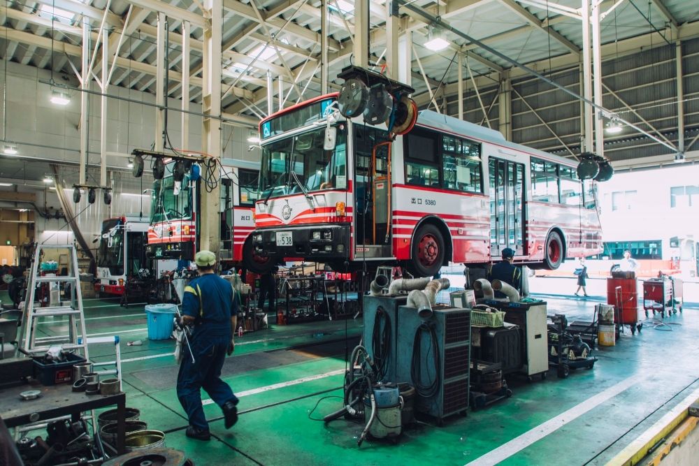 Mecânico de ônibus (Konan, Naka-ku) Meu trabalho é manter os ônibus que percorrem a cidade de Hiroshima!