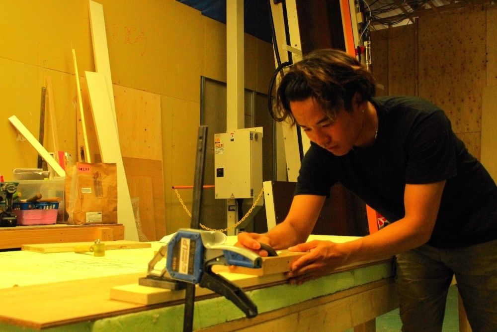 Artesãos de móveis (para interiores de escritórios e lojas) podem enfrentar o desafio mesmo que sejam inexperientes!