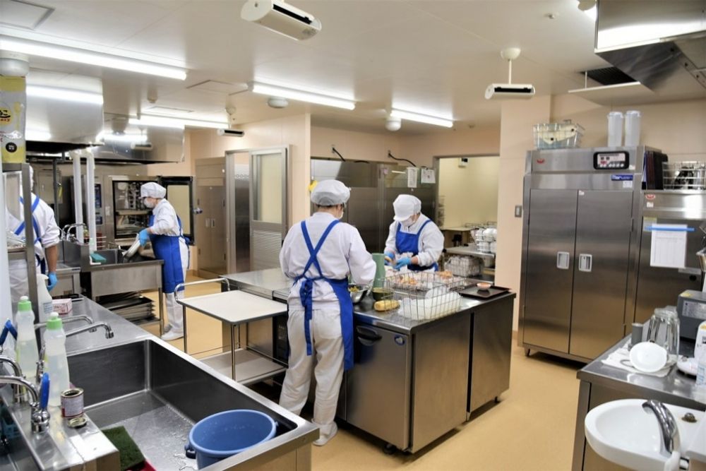 [Lương theo giờ cao] Phụ nữ rất năng động với tư cách là trợ lý nấu ăn trong nhà bếp