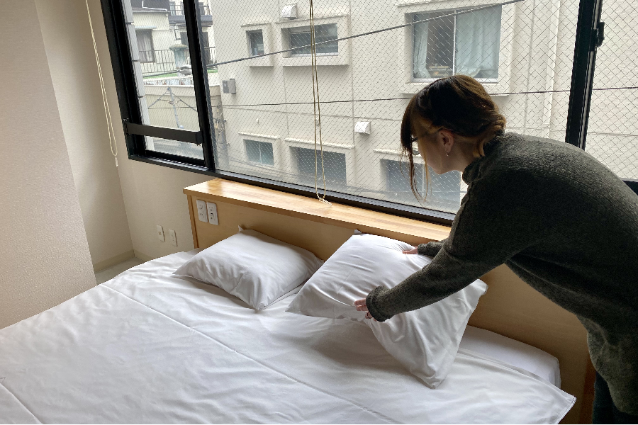Não é necessária experiência/Procurando pessoas que gostem de limpar/Arrumar a cama e limpar a casa em um albergue em Asakusa