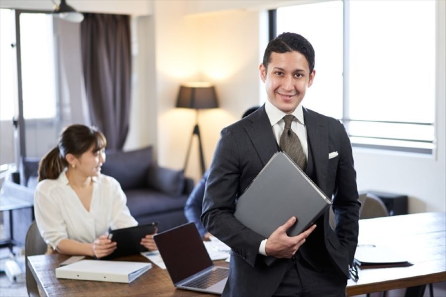 我们目前正在招聘一名英语流利的销售岗位候选人，以担任印度市场专家一职。