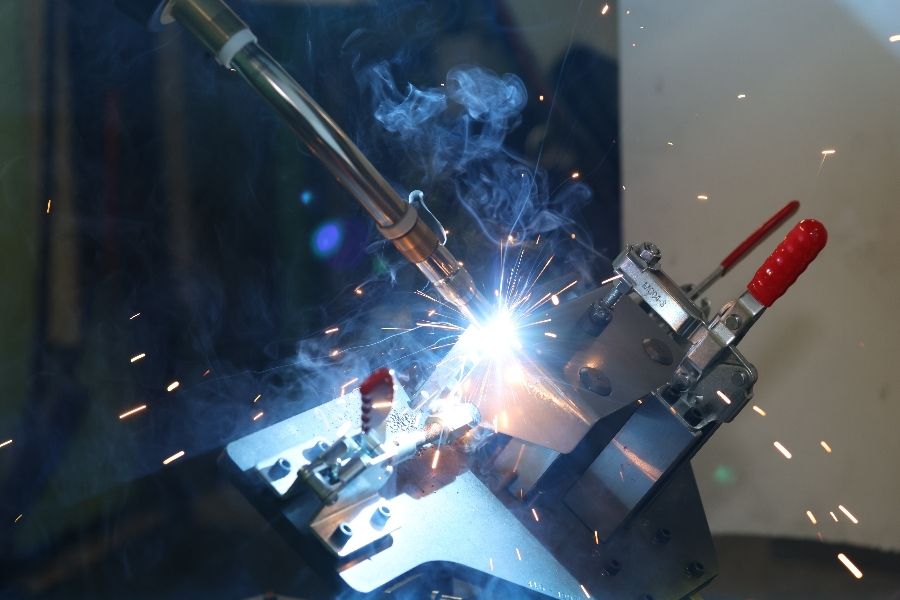 Emprego industrial estável com bônus e auxílio moradia