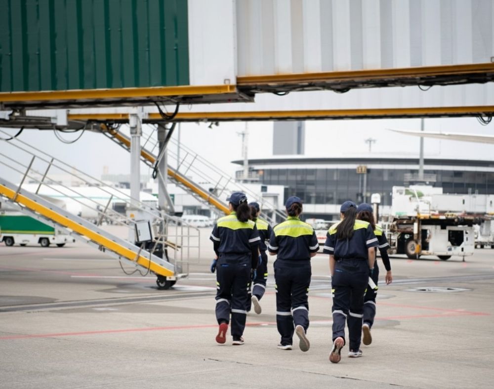 Conectado diretamente à estação! Recepção inexperiente [equipe de limpeza a bordo] consulta de dormitório OK/Estrangeiros ativos