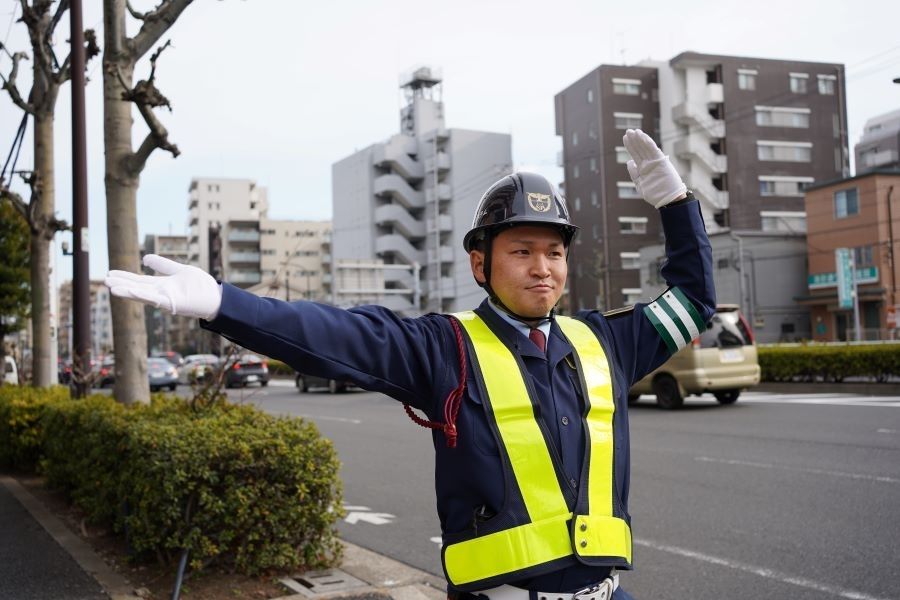入社祝い金あり・日本語ビギナー歓迎[大阪市内勤務]交通誘導スタッフ/安定的に働く