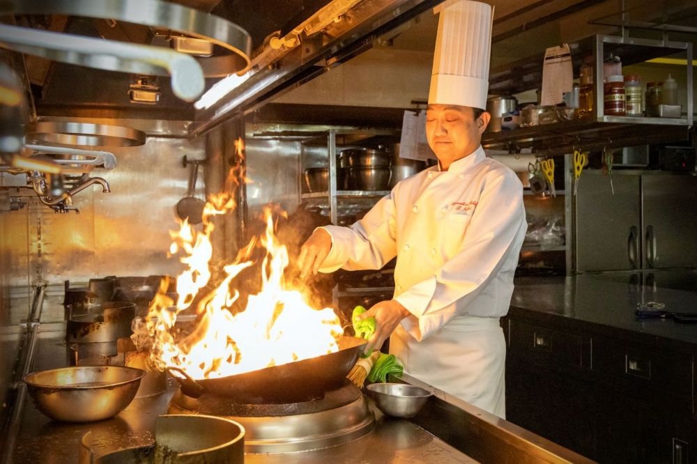 ★ Chinese restaurant ★ chef ★ bribery ★ full-time employee ★ high salary