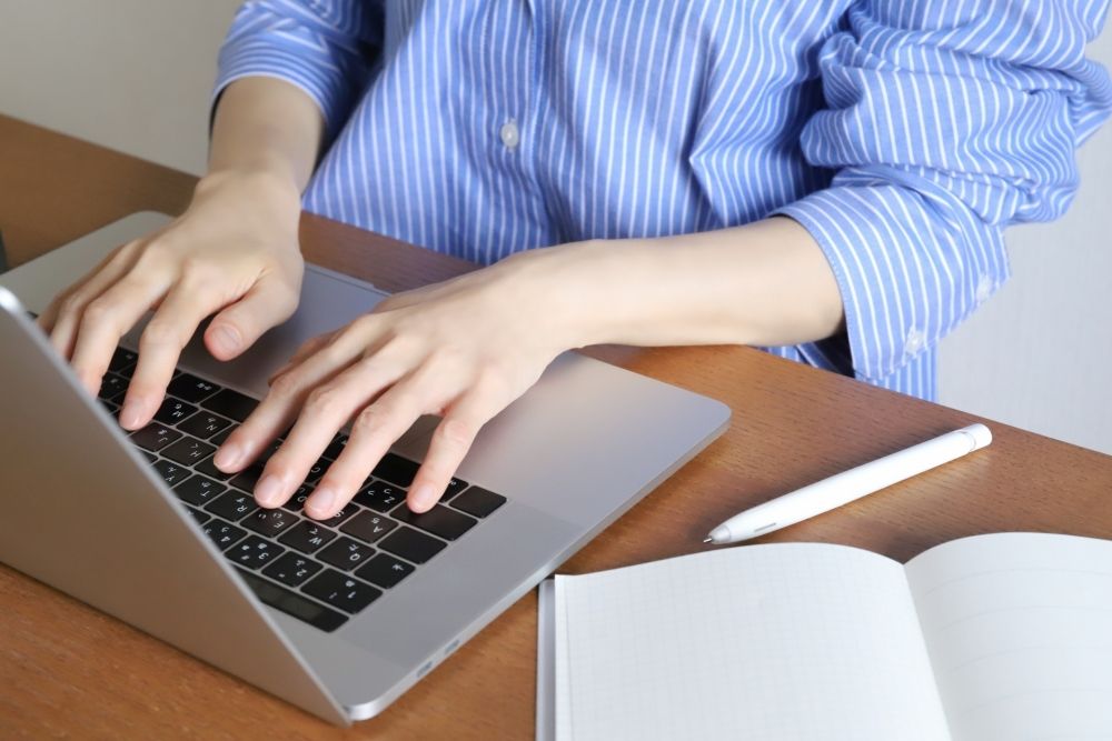 可以预约全职员工！！！/办公室工作使用柬埔寨语、英语和日语/时薪 1500 日元