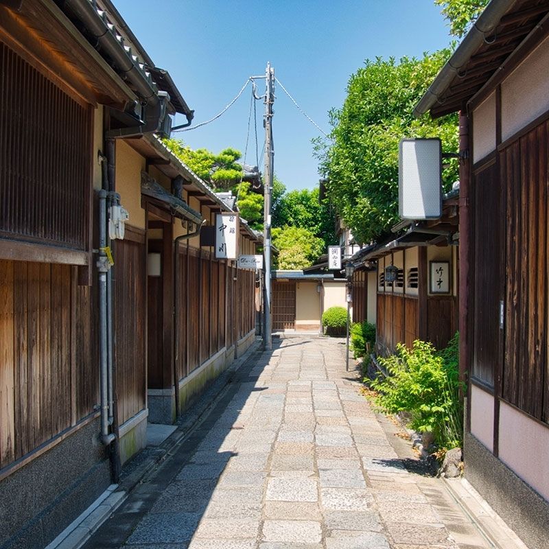 Recruiting front desk staff at a Japanese inn in Higashiyama, Kyoto (8291H3)
