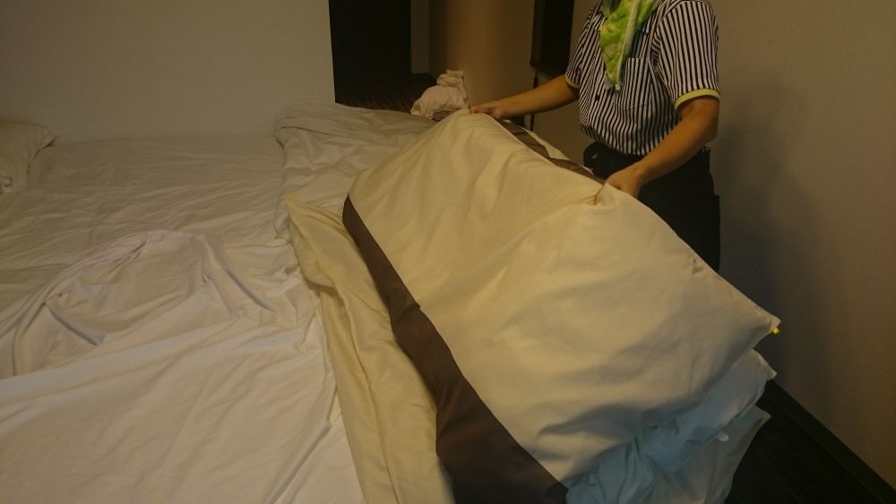 Equipe de limpeza de quartos de hotéis de negócios