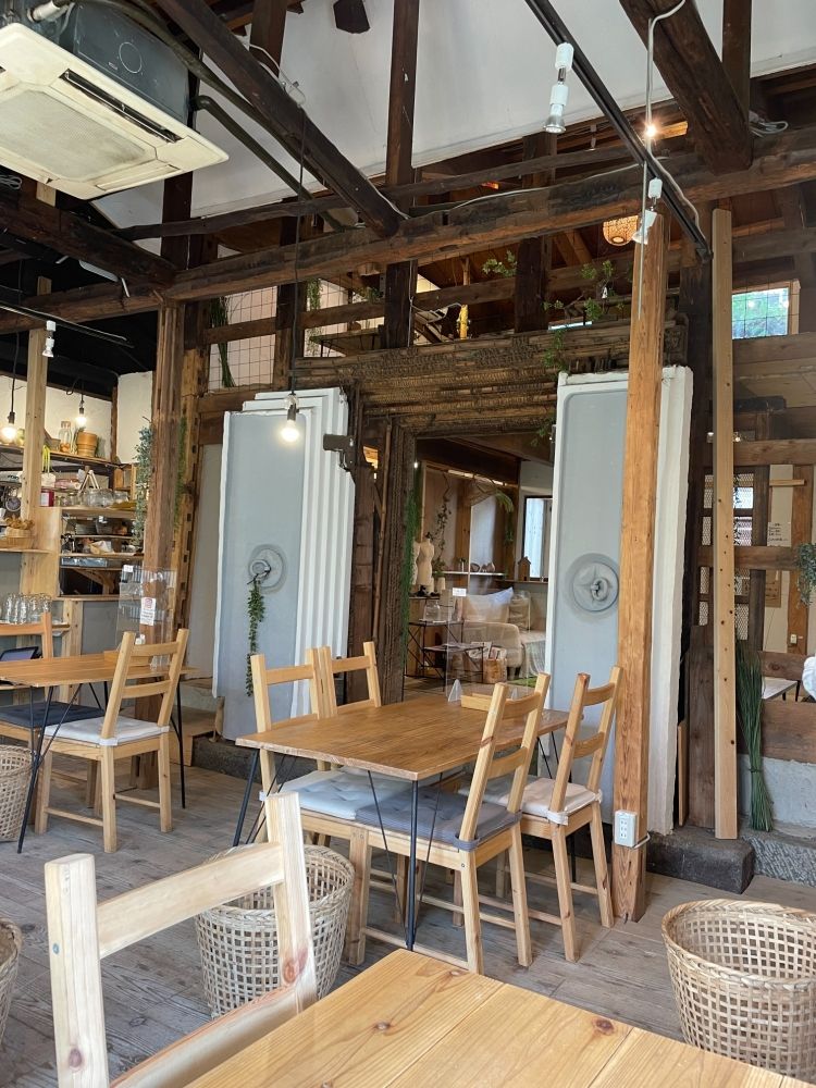 Hỗ trợ nấu ăn và phục vụ bữa ăn tại quán cà phê