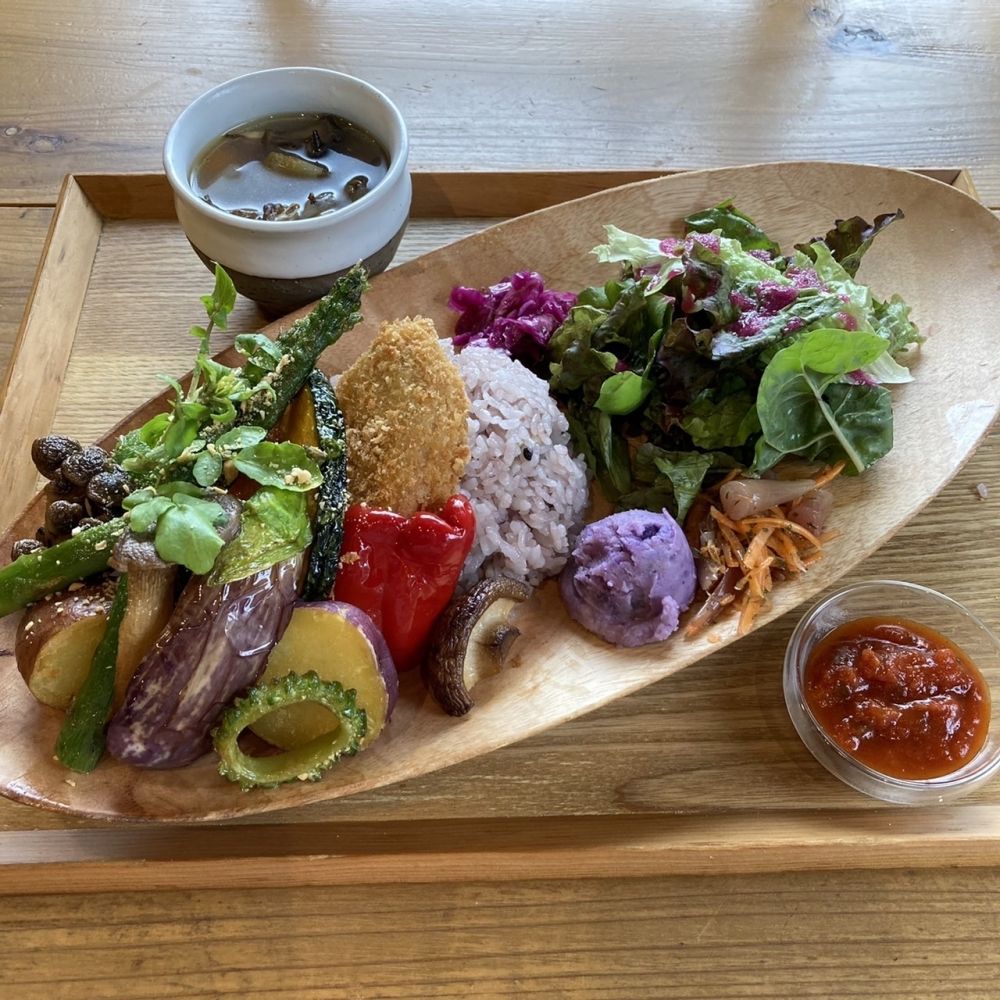 Hỗ trợ nấu ăn và phục vụ bữa ăn tại quán cà phê