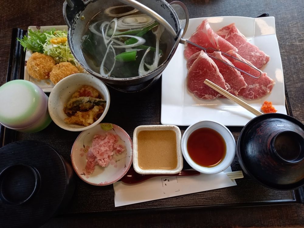 Recrutando estrangeiros e pessoas experientes! [Ginza] Equipe da loja especializada Shabu-shabu [funcionário em tempo integral]