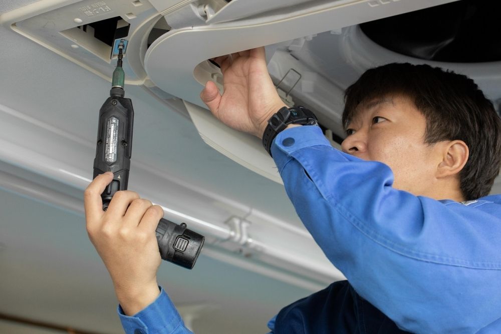 Equipe de manutenção de ar condicionado da Daikin Industries/funcionários em tempo integral contratados