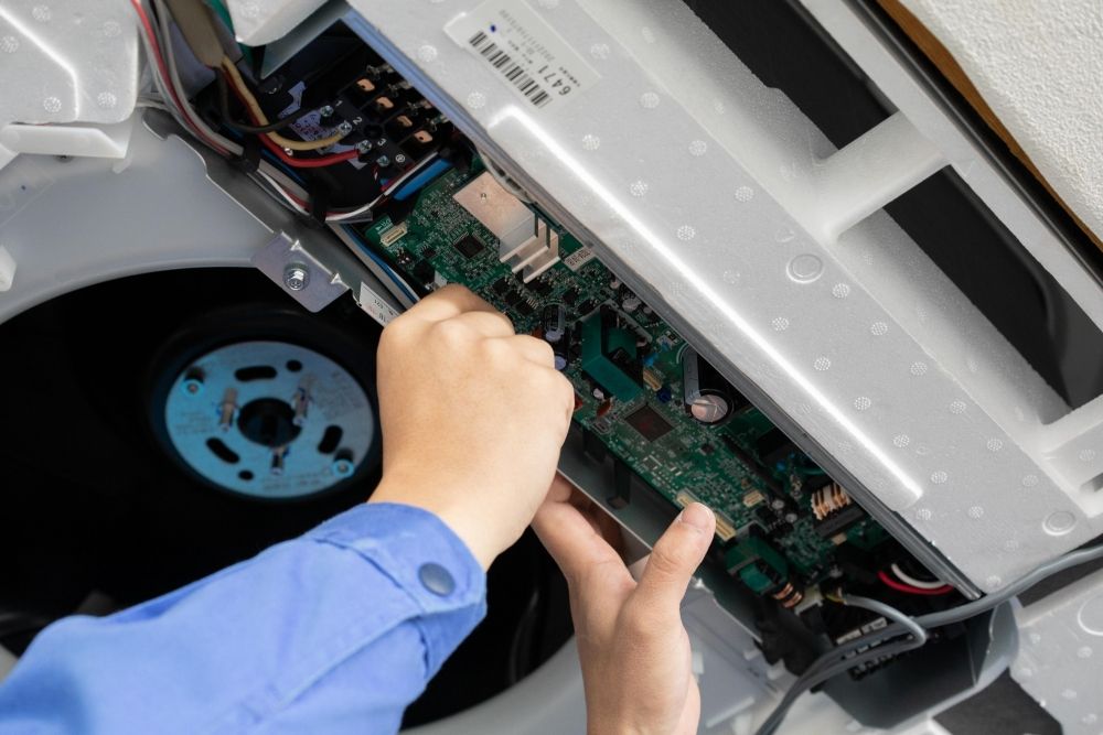 Equipe de manutenção de ar condicionado da Daikin Industries/funcionários em tempo integral contratados