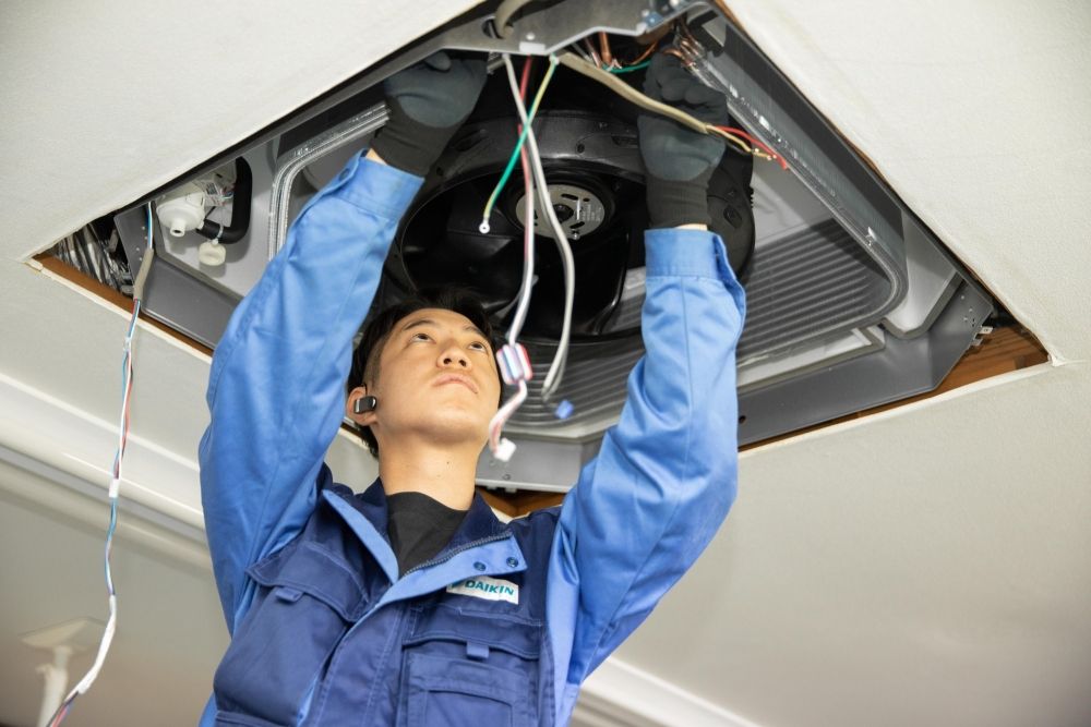 Equipe de manutenção de ar condicionado da Daikin Industries/funcionários em tempo integral contratados