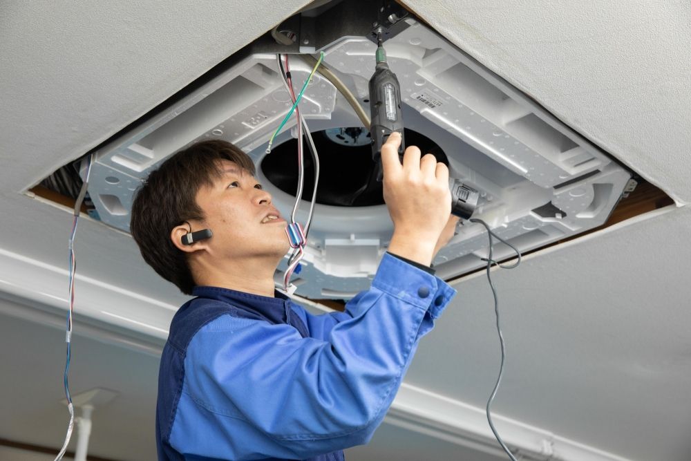 Equipe de manutenção de ar condicionado da Daikin Industries/funcionários em tempo integral contratados