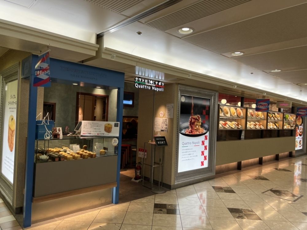 Famosa torre de lasanha e loja de massas e doces “Quattro Napoli”