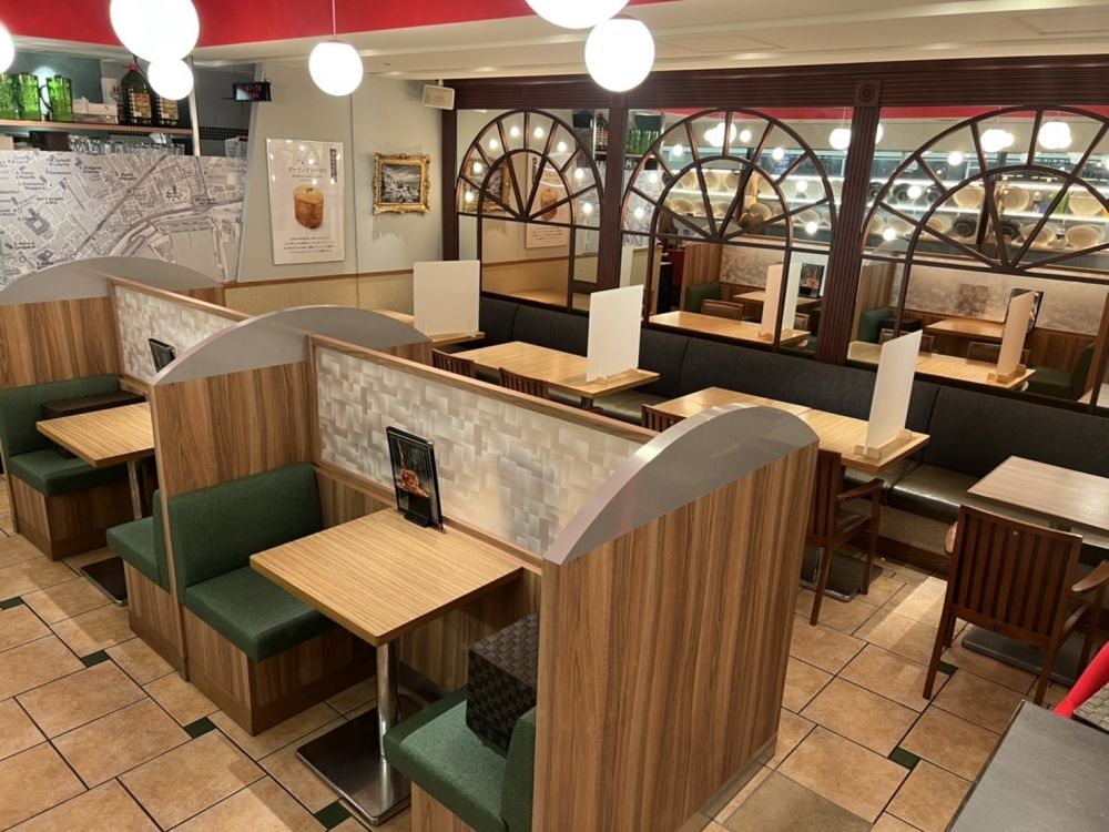 Famosa torre de lasanha e loja de massas e doces “Quattro Napoli”