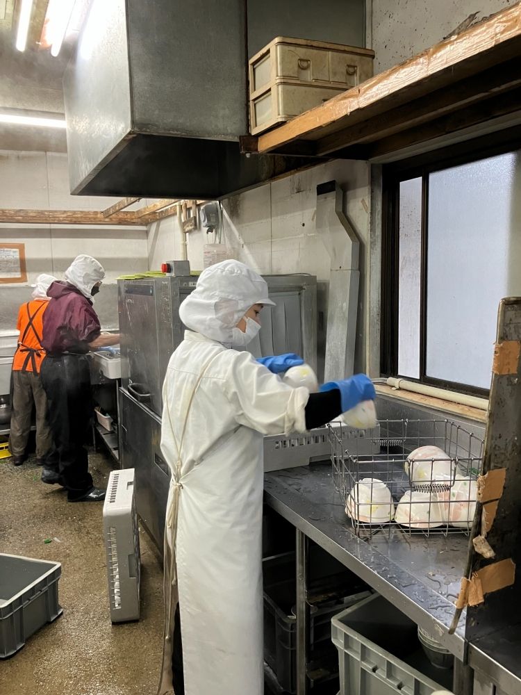 覚えやすい仕事【お皿洗いスタッフ】和やかな職場での募集！シニア世代も活躍中