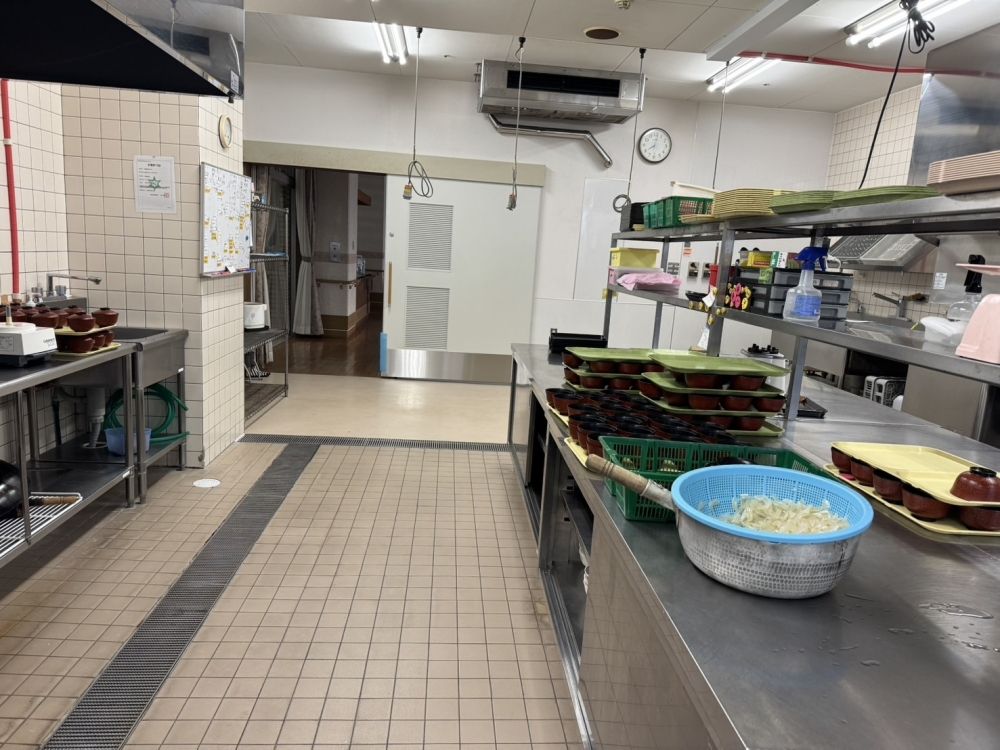 Aqueles com experiência culinária são bem-vindos [equipe de cozinha em instalações de asilos]