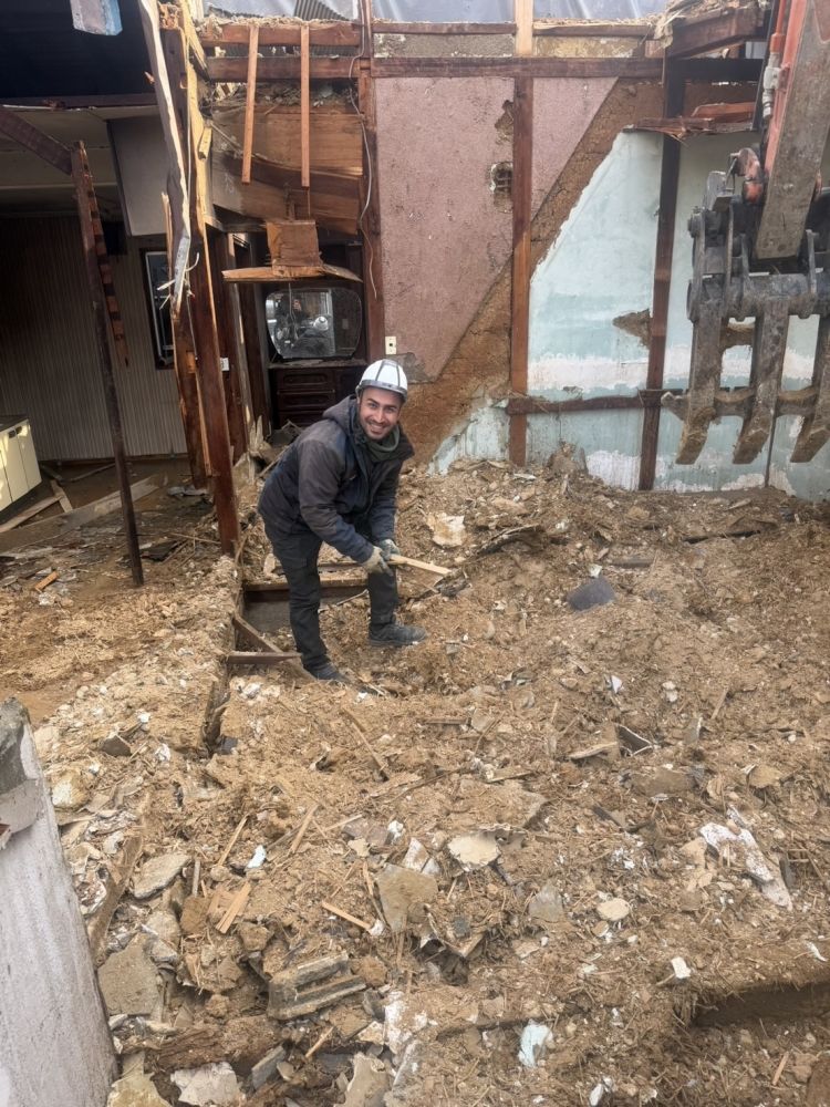 Muitos estrangeiros estão ativos, e o proprietário também trabalha em uma empresa estrangeira de demolição