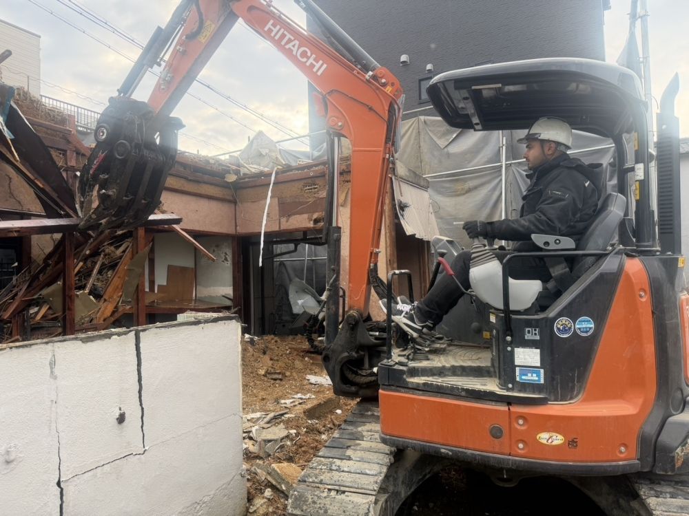 Muitos estrangeiros estão ativos, e o proprietário também trabalha em uma empresa estrangeira de demolição