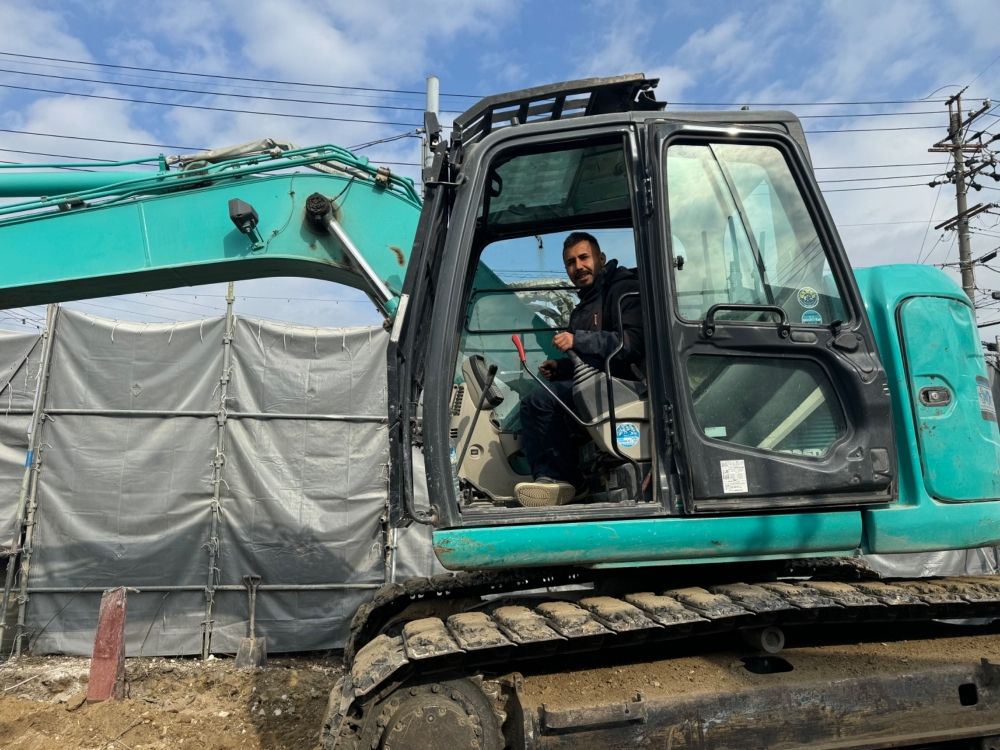 Muitos estrangeiros estão ativos, e o proprietário também trabalha em uma empresa estrangeira de demolição