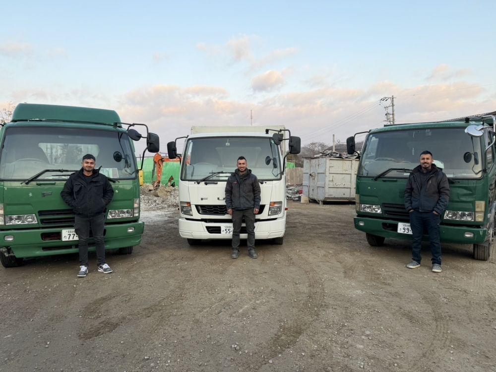 Muitos estrangeiros estão ativos, e o proprietário também trabalha em uma empresa estrangeira de demolição