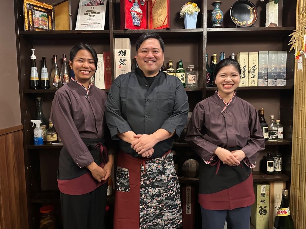 Eu gostaria de ajuda para cozinhar e um banheiro na loja de panelas.