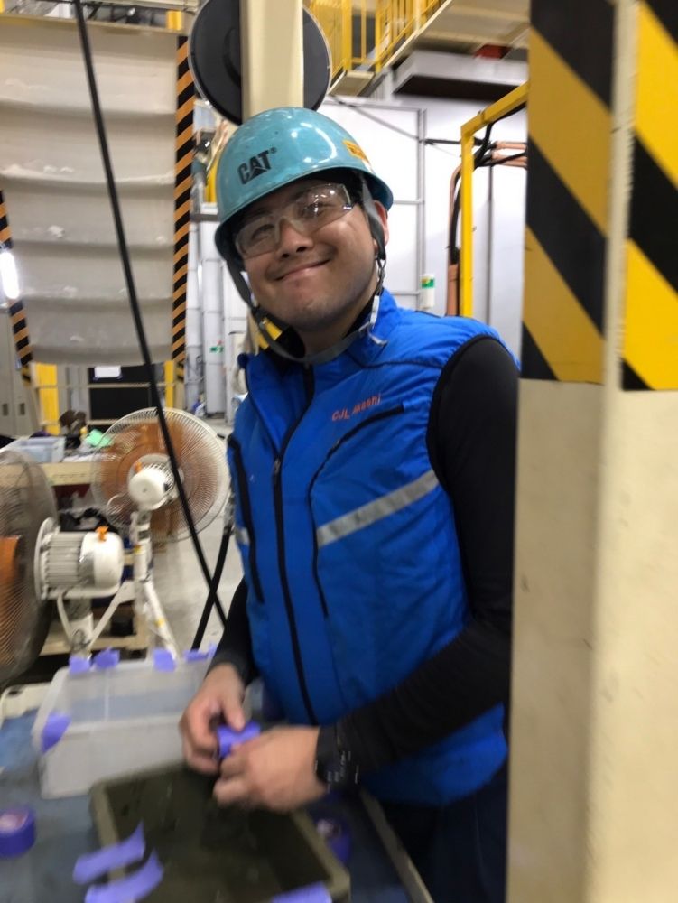 油圧ショベル（Excavator）を一緒に作りましょう。