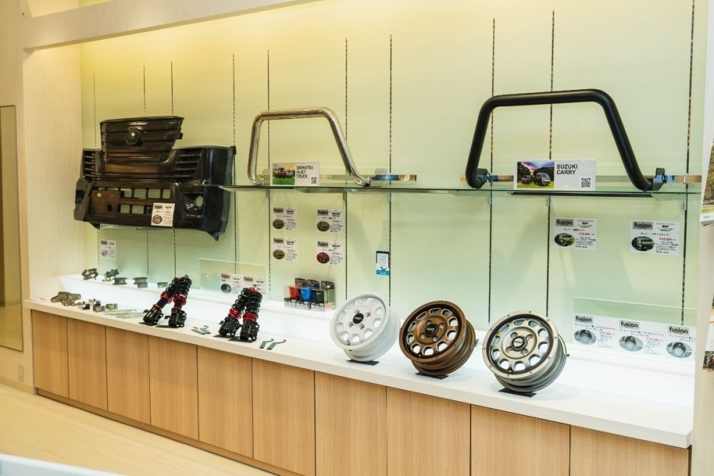 Pessoas inexperientes com atendimento ao cliente, vendas, assistência em gerenciamento de eventos, etc. e empregos anteriores, como professores de creche, professores de jardim de infância, etc. são bem-vindas!