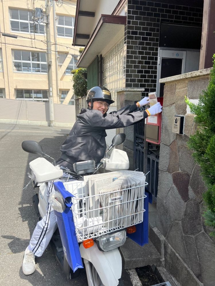 [Há um dormitório] É um trabalho de entrega de jornais. Recrutamento de pessoal nas edições matinal e noturna