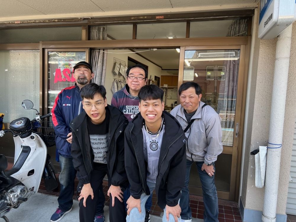 [Há um dormitório] É um trabalho de entrega de jornais. Recrutamento de pessoal nas edições matinal e noturna