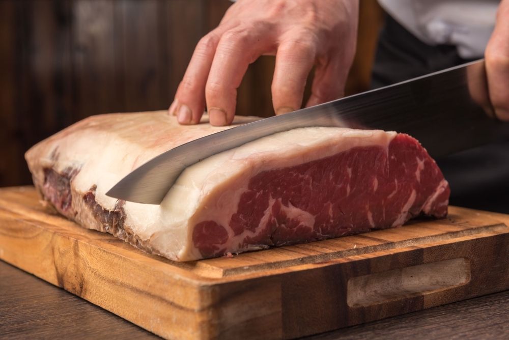 스테이크 레스토랑의 고객 서비스 및 화장실을 제공하십시오.