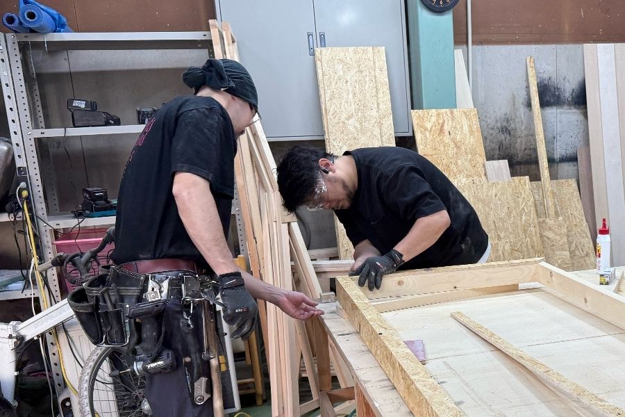 De marceneiros inexperientes [equipe de trabalho fazendo estandes de exposições] Sábados e domingos, feriados/tratamento preferencial para pessoas experientes