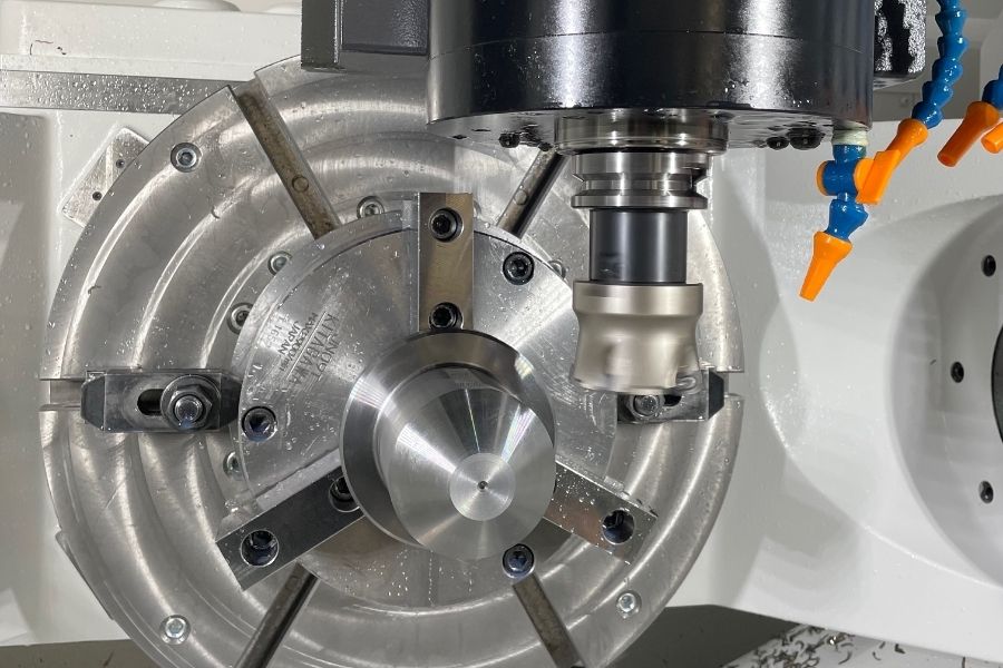 【金属部品の加工と製造のスタッフ】外国人活躍中/個室寮あり/完全週休二日制