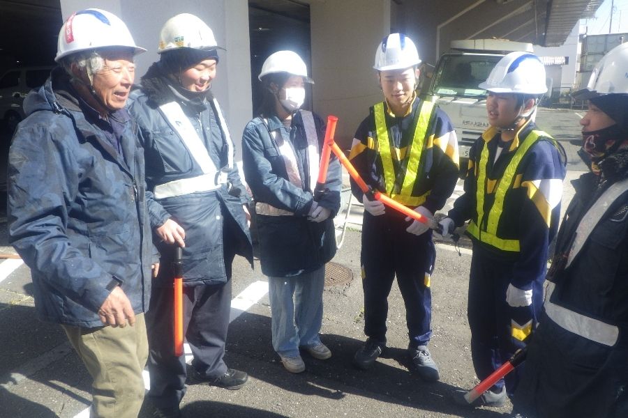 [Orientação de trânsito/suporte no local de engenharia civil] Trabalho a tempo parcial/pode trabalhar 2 dias por semana/fazer uso da carteira de motorista