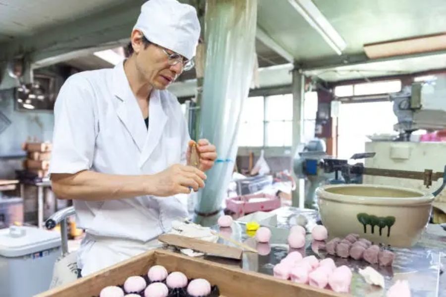 和菓子工場での製造作業