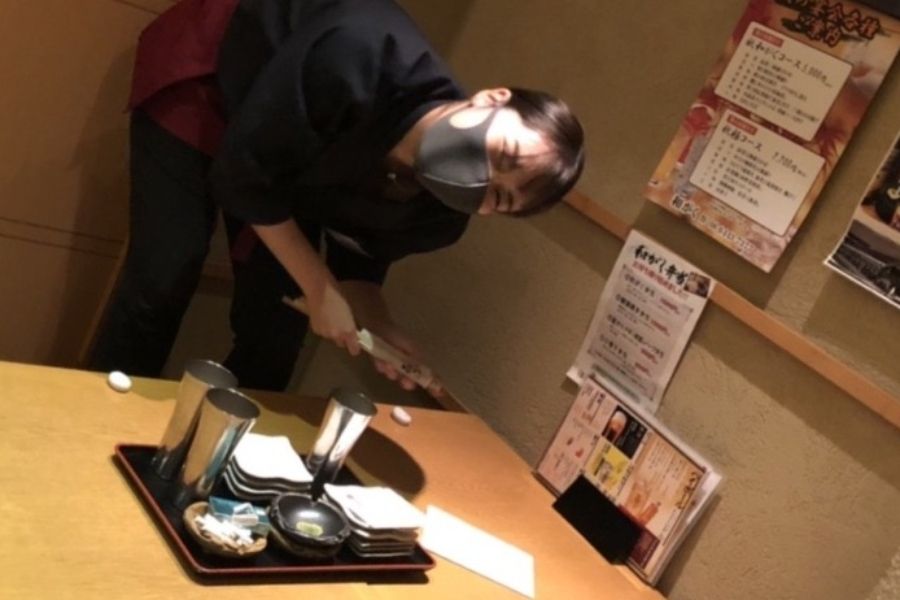 Pessoas experientes são bem-vindas [funcionários do salão do restaurante] Perto da estação/há um funcionário permanente