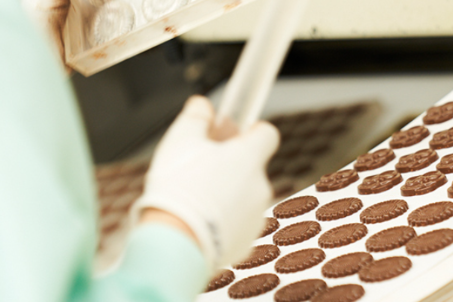 【阪神大物駅】簡単な日本語でOK！《時給1300円！》チョコレートの製造作業♪