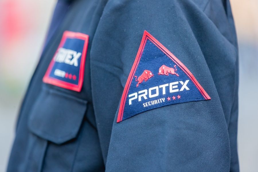 おしゃれな人気アートトイ専門店の警備